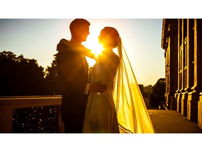 Hochzeitsfotos - Fotobox alleine buchbar - Aschendorf - Brautpaar im Sonnenuntergang. Schloß Schönbrunn in Wien. - August Lechner