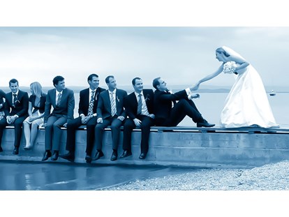 Hochzeitsfotos - Art des Shootings: 360-Grad-Fotografie - Klosterneuburg - Braut und Bräutigam mit Freunden am Neusiedlersee. - August Lechner