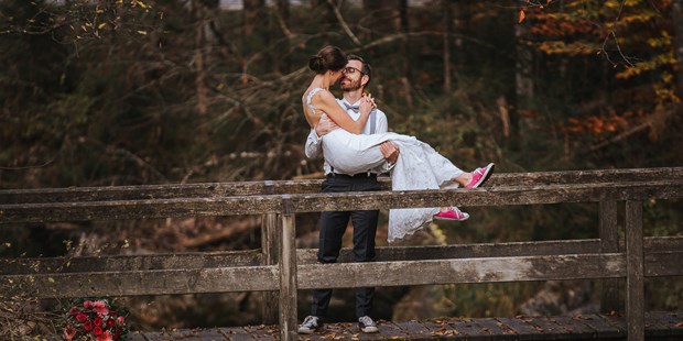 Hochzeitsfotos - Copyright und Rechte: Bilder auf Social Media erlaubt - Ostbayern - Brautpaarshooting im Wald - Bernd Kaeferboeck Photography