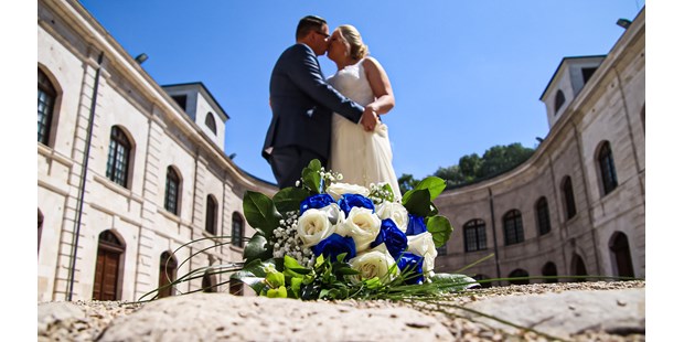 Hochzeitsfotos - Copyright und Rechte: Bilder frei verwendbar - Bayern - Kissing bride - Tanja Wolf Fotografie
