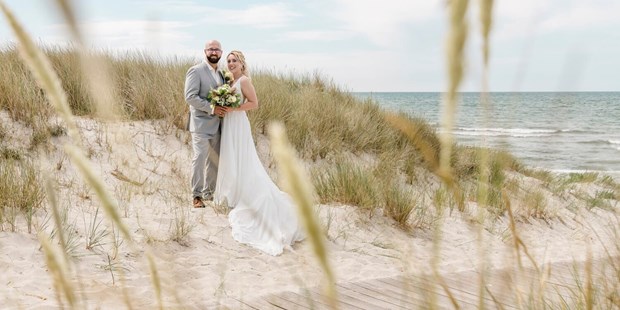 Hochzeitsfotos - Berufsfotograf - Preetz (Vorpommern-Rügen) - Hochzeit am Strand von Dierhagen auf dem Darss an der Ostsee - Viktoria Zehbe