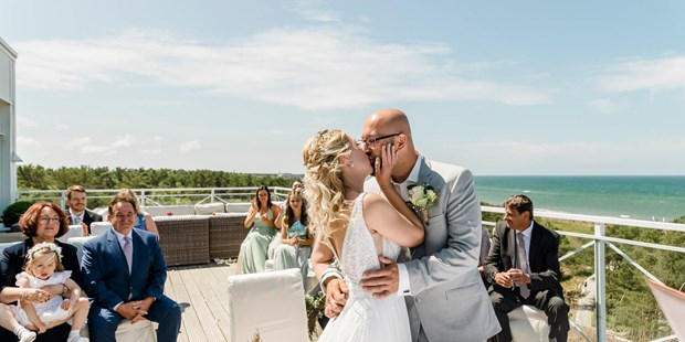 Hochzeitsfotos - Copyright und Rechte: Bilder auf Social Media erlaubt - Ostseeküste - Trauung auf der Dachterrasse mit Blick auf die Ostsee - Viktoria Zehbe