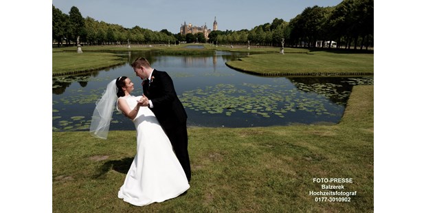 Hochzeitsfotos - Lützow - Schwerin - Schlossgarten Fotoshooting mit Brautpaar - FOTO-PRESSE