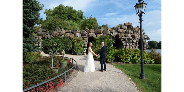 Hochzeitsfotos - Kayhude - Brautpaarshooting im Burggarten am Schloss Schwerin  - FOTO-PRESSE