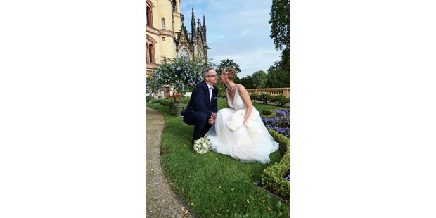 Hochzeitsfotos - Copyright und Rechte: Bilder kommerziell nutzbar - Spantekow - Brautpaar im Burggarten beim Fotoshooting - BALZEREK, REINHARD