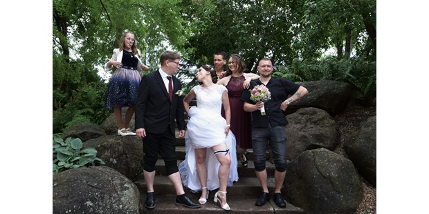 Hochzeitsfotos - Fotobox mit Zubehör - Carpin - Fofoshooting mit Brautpaar und Trauzeugen in Schwerin - Burggarten - BALZEREK, REINHARD