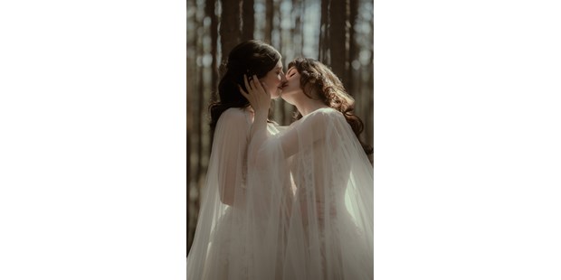 Hochzeitsfotos - Copyright und Rechte: Bilder auf Social Media erlaubt - Mostviertel - Paarshooting in Hochzeitskleidern im Wald - RABENSCHWARZ ART