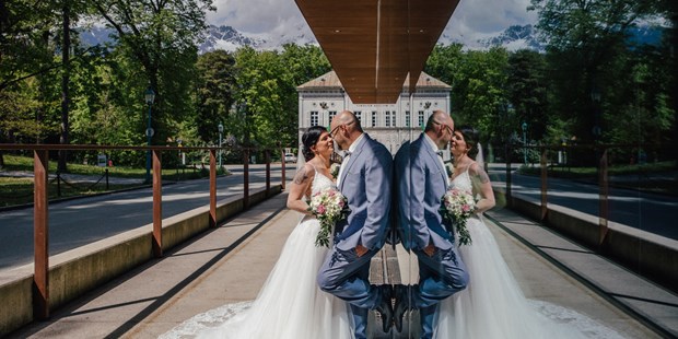 Hochzeitsfotos - Art des Shootings: Trash your Dress - Tirol - Spiegelung - Sabine Thaler-Haubelt Photography