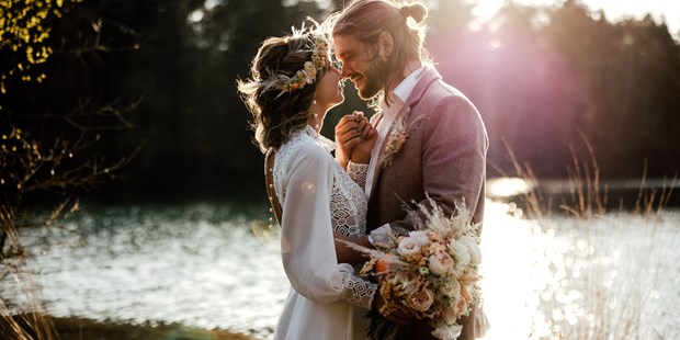 Hochzeitsfotos - Berufsfotograf - Sachsen - Brautpaar im Sonnenuntergang am See - Freya Meschede