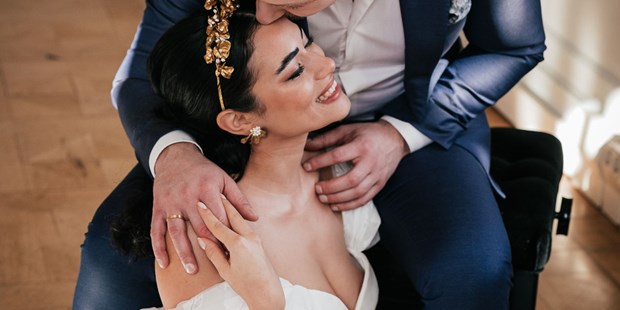 Hochzeitsfotos - Copyright und Rechte: Bilder auf Social Media erlaubt - Leipzig - Brautpaar auf Schloss Teutschenthal - Freyas Fine Weddings