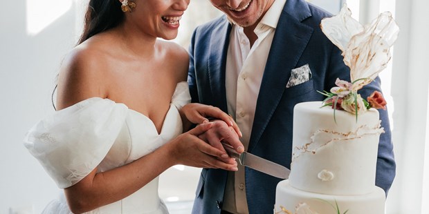 Hochzeitsfotos - Copyright und Rechte: Bilder auf Social Media erlaubt - Leipzig - Hochzeitstorten Anschnitt auf Schloss Teutschenthal in Sachsen - Freyas Fine Weddings