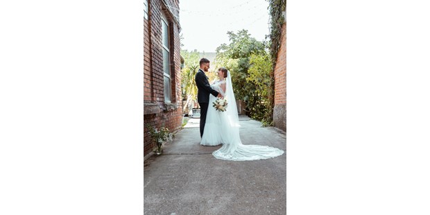 Hochzeitsfotos - Copyright und Rechte: Bilder auf Social Media erlaubt - Weinstadt - Josia Numrich Hochzeitsfotografie