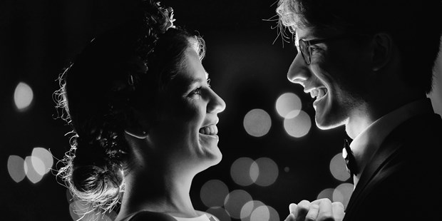 Hochzeitsfotos - Fotostudio - Unterperfuss - Außergewöhnliches Hochzeitsbild bei Nacht - Roland Sulzer Fotografie 
