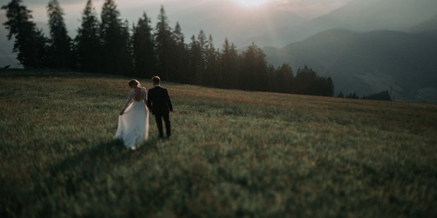 Hochzeitsfotos - Videografie buchbar - Fritzens - Liebe bei Sonnenuntergang - Forma Photography - Manuela und Martin