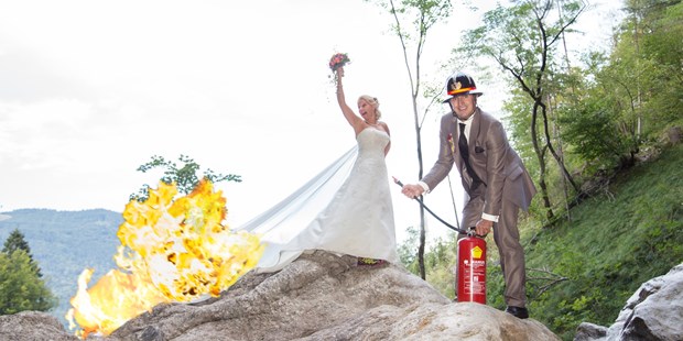 Hochzeitsfotos - Art des Shootings: Unterwassershooting - Maissau - Fireman wedding - Markus Nitsche Fotografie