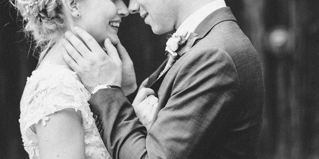 Hochzeitsfotos - Copyright und Rechte: Bilder auf Social Media erlaubt - Esternberg - Paarshooting - Fotografin Maria Gadringer  - Maria Gadringer