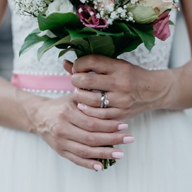 Hochzeitsfotograf: Braut hält Blumenstrauß. Ehering und Verlobungsring. WE WILL WEDDINGS | Hochzeitsfotografin Tirol / Wien - WE WILL WEDDINGS