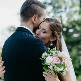 Hochzeitsfotograf: Brautpaar bei der Hermesvilla im Lainzertiergarten in Wien. WE WILL WEDDINGS | Hochzeitsfotografin Tirol / Wien - WE WILL WEDDINGS