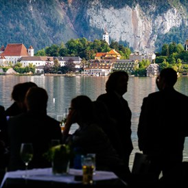 Hochzeitsfotograf: Traunsee-Panorama mit Gästen - WK photography