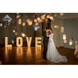 Hochzeitsfotograf: Brautpaarshooting im Jugendstilsaal Waldhaus Flims - Stefanie Blochwitz Fotografie - Nordlichtphoto