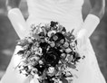 Hochzeitsfotograf: Braut mit Strauss - hochzeits-fotografen.ch
