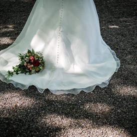 Hochzeitsfotograf: Brautkleid mit Strauss - hochzeits-fotografen.ch