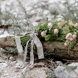 Hochzeitsfotograf: Brautstrauß mit hübschen, grauen Leinen-Bändern - Julia C. Hoffer