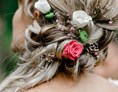 Hochzeitsfotograf: Detail des hübschen Blumenhaarschmucks der Braut - Julia C. Hoffer