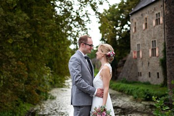 Hochzeitsfotograf: Paar am Schloss - Slawa Smagin - lockere Hochzeitsreportagen in AT,CH,DE