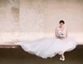 Hochzeitsfotograf: Eine Braut, so entzückend wie ihr Kleid. Einfach zauberhaft unsere Astrid - und die Hochzeit in der Wachau war auch wirklich fein. - Ben & Mari - fotografieren Hochzeiten