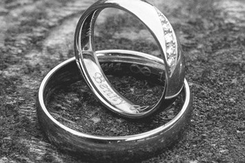 Hochzeitsfotograf: Auch die Ringe müssen fotografiert werden - DW_Hochzeitsfotografie