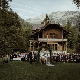 Hochzeitsfotograf: Freie Trauung vor der Villa Maund, einer wunderschönen alten Jagdvilla in den Bergen des Bregenzerwalds in Vorarlberg - Dan Jenson Photography