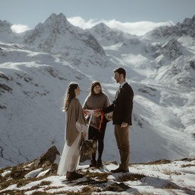 Hochzeitsfotograf: Winter-Elopement in den Bergen zwischen Vorarlberg und Tirol - Dan Jenson Photography