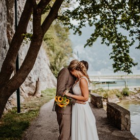 Hochzeitsfotograf: Brautpaarshooting in Traunkirchen - Schifffahrt Loidl. - fessellos Fotografie