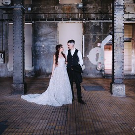 Hochzeitsfotograf: Brautpaarshooting in der Ottakringer Brauerei Wien - WEIL I DI MOOG Fotografie