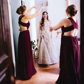 Hochzeitsfotograf: Die Braut wird von ihren Mädels gefeiert. - WEIL I DI MOOG Fotografie