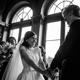 Hochzeitsfotograf: Arme & Fenster Formen ein Herz aus Licht - Spree-Liebe Hochzeitsfotografie | Hochzeitsfotograf Berlin