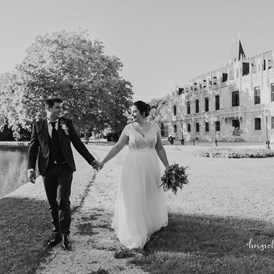 Hochzeitsfotograf: Kirchliche Hochzeit in Wiener Neustadt, Paarfotos Schlosspark Hernstein - Daniela Schönthaller