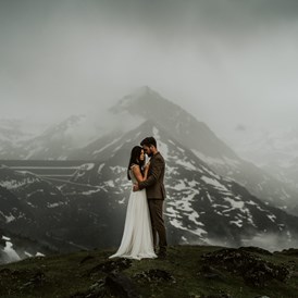 Hochzeitsfotograf: Hochzeits Shooting mit dramatischen Wetter - Blitzkneisser