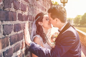 Hochzeitsfotograf: Die Braut ist seine zu küssen fotografulm.com - Fotograf Ulm