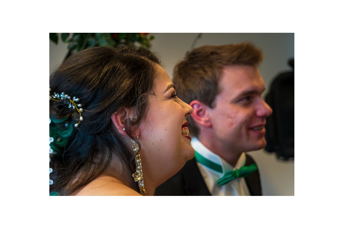 Hochzeitsfotograf: Gespannt lauscht das Brautpaar den Worten der Traurednerin - Markus Eymann
