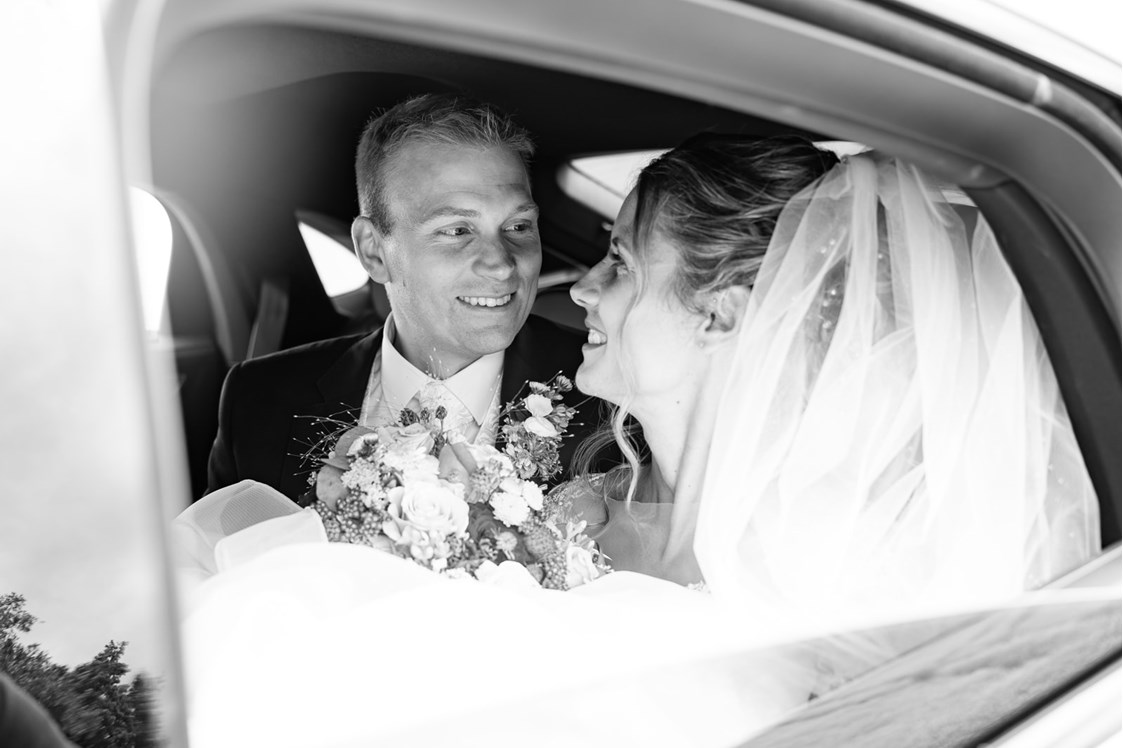 Hochzeitsfotograf: Hochzeitsfotograf Stuttgart - Brautpaar im Auto - Wedding Dreaming
