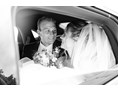 Hochzeitsfotograf: Hochzeitsfotograf Stuttgart - Brautpaar im Auto - Wedding Dreaming