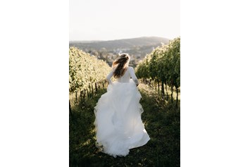 Hochzeitsfotograf: Braut in den Weinbergen. - Clara Buchberger