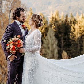 Hochzeitsfotograf: Brautpaar vor Herbstwald - Facetten Fotografie