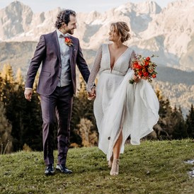 Hochzeitsfotograf: Brautpaar vor einem traumhaftem Bergpanorama - Facetten Fotografie