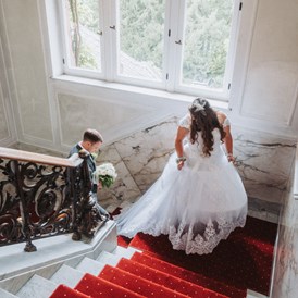 Hochzeitsfotograf: Authentischer Schnappschuss aus der Situation heraus auf der Treppe :) - Jean Visuals