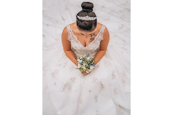 Hochzeitsfotograf: Eine Braut, von oben runterfotografiert, am Boden sitzend, umringt von ihrem Brautkleid - Timescape by Malina - Erinnerungen für die Ewigkeit