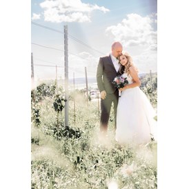 Hochzeitsfotograf: Ein Brautpaar zwischen Weinreben - Timescape by Malina - Erinnerungen für die Ewigkeit