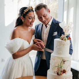 Hochzeitsfotograf: Hochzeitstorten Anschnitt auf Schloss Teutschenthal in Sachsen - Freyas Fine Weddings